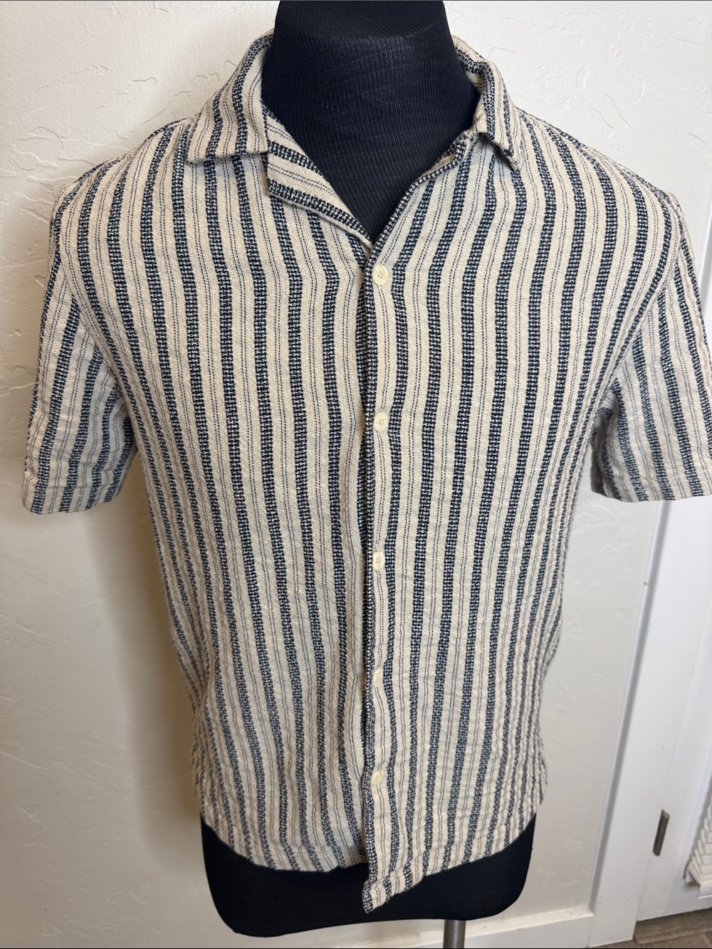 Zara Men's Short-Sleeve Button-Down Shirt in Navy and Cream Stripes 1426